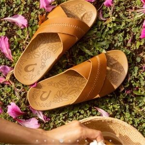 OluKai Kipe’a Olu Sandal - size 7